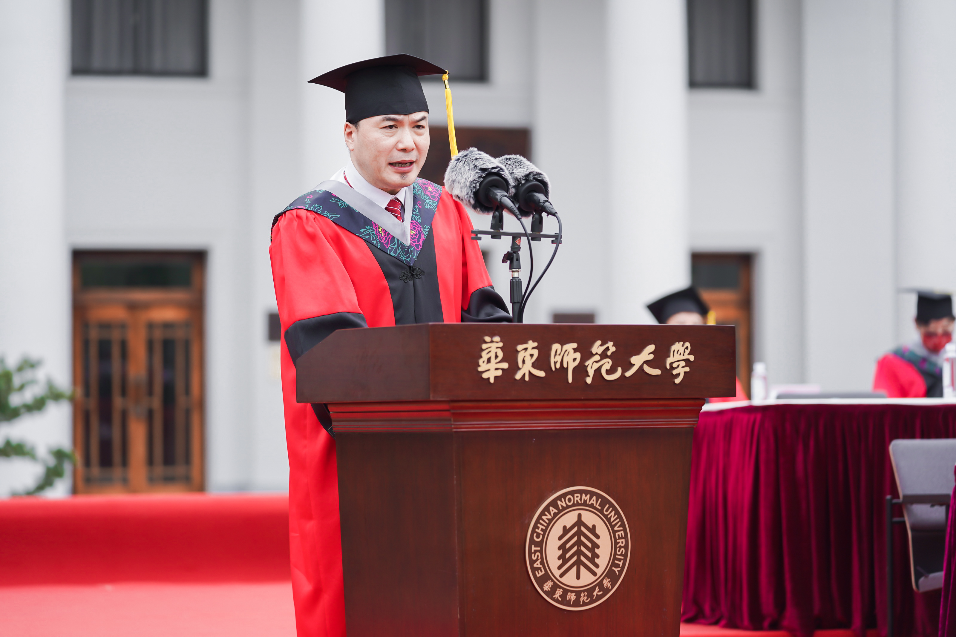 教师代表程亚在华东师大2022届毕业典礼上的发言：点燃使命 照亮未来