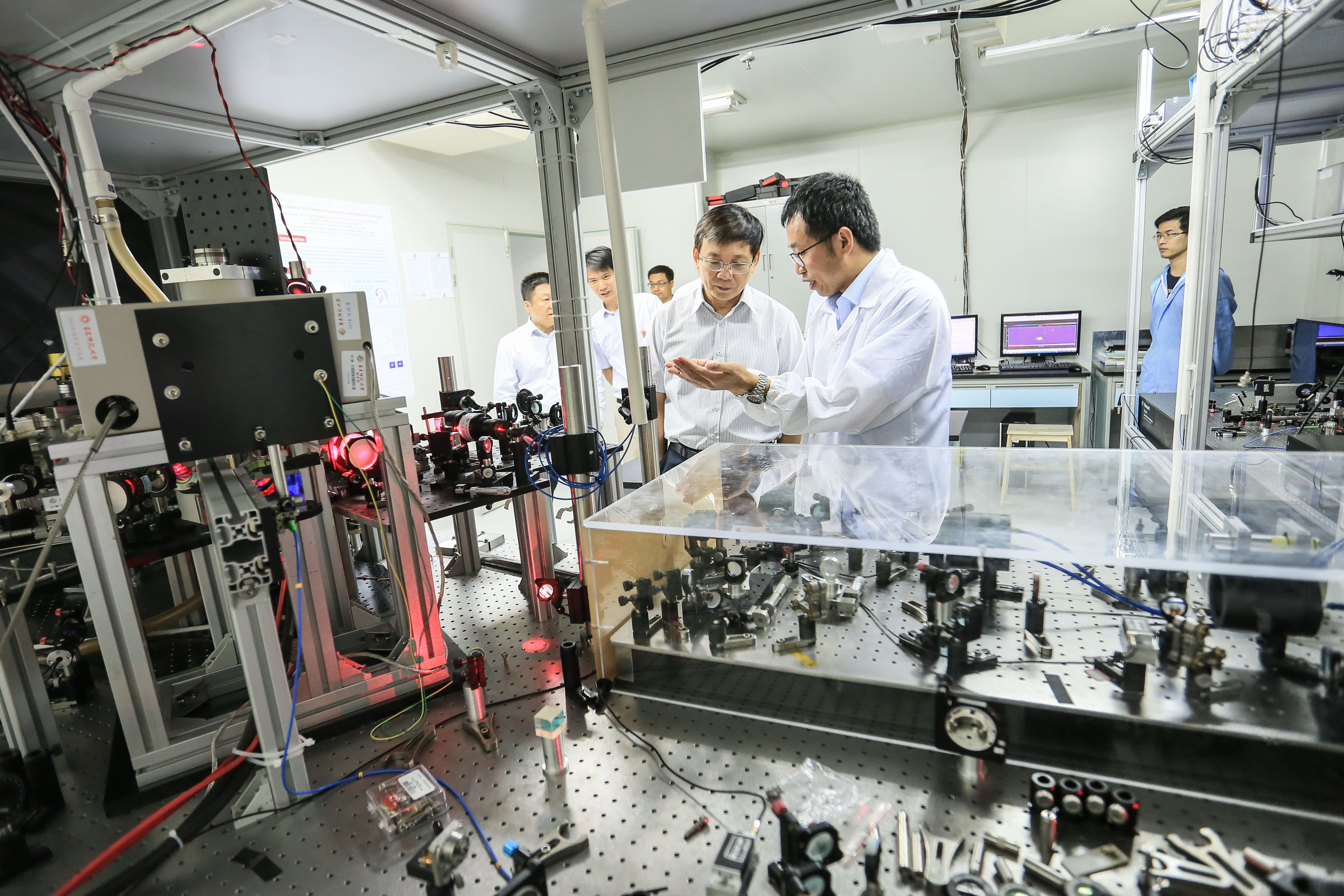 科技部副部长侯建国调研精密光谱科学与技术国家重点实验室工作