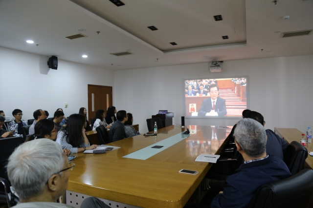 实验室党总支组织师生党员代表观看十九大开幕式直播