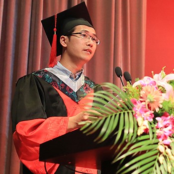 黄坤代表2015届博士毕业生在毕业典礼上发言